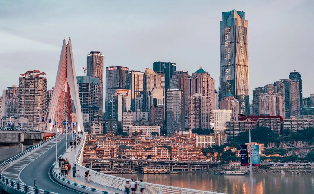 山城奇迹，重庆——自信与成就的舞台